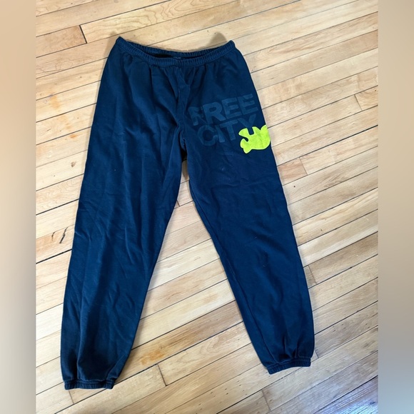 Free City Life Nature Love black sweatpants - Picture 1 of 6